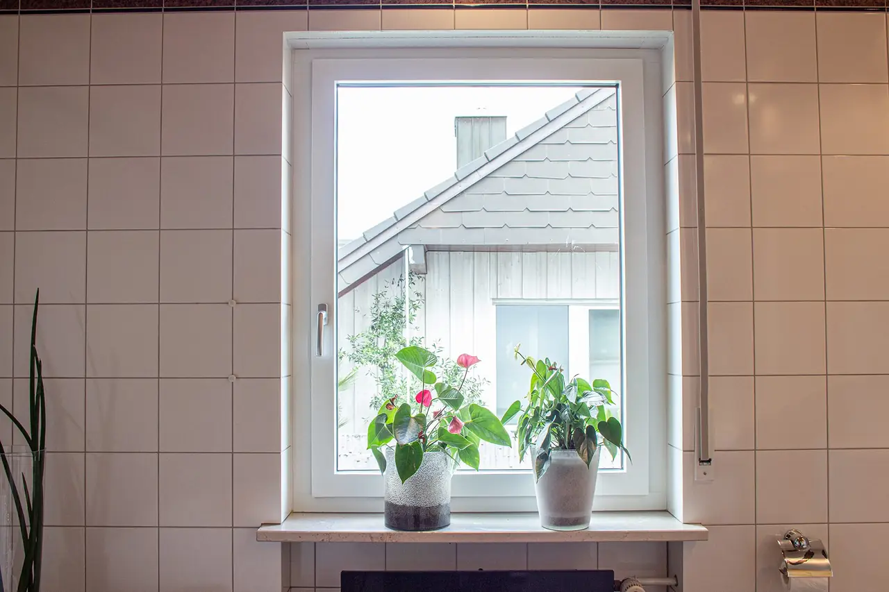 Weißes Fenster im Badezimmer, eingebaut von der Schreinerei Knorz