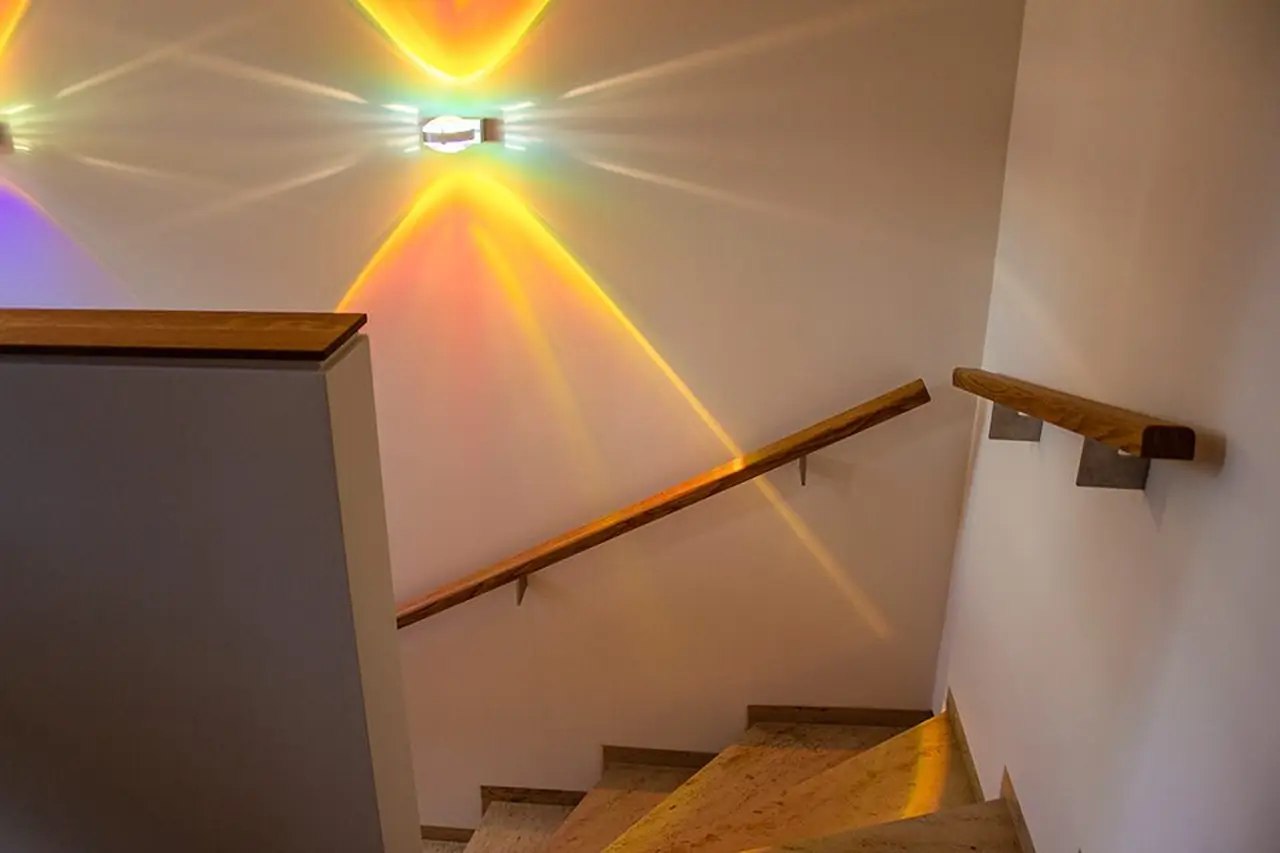 Handlauf aus Eichenholz im Treppenhaus, individuell vom Schreiner gefertigt