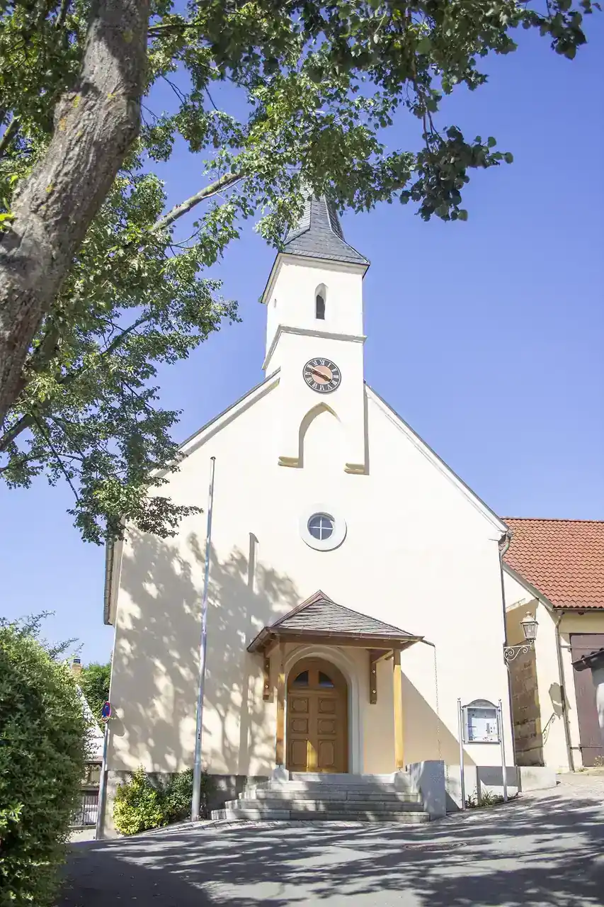 Kirche in Franken mit neu gefertigter Eingangstür aus Eichenholz