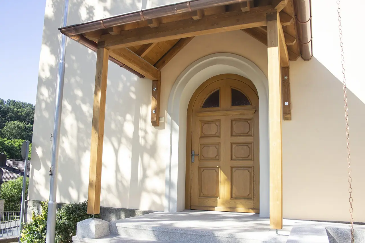 Rundbogen-Kirchentür aus Eiche mit Holzvordach, Schreinerei Knorz