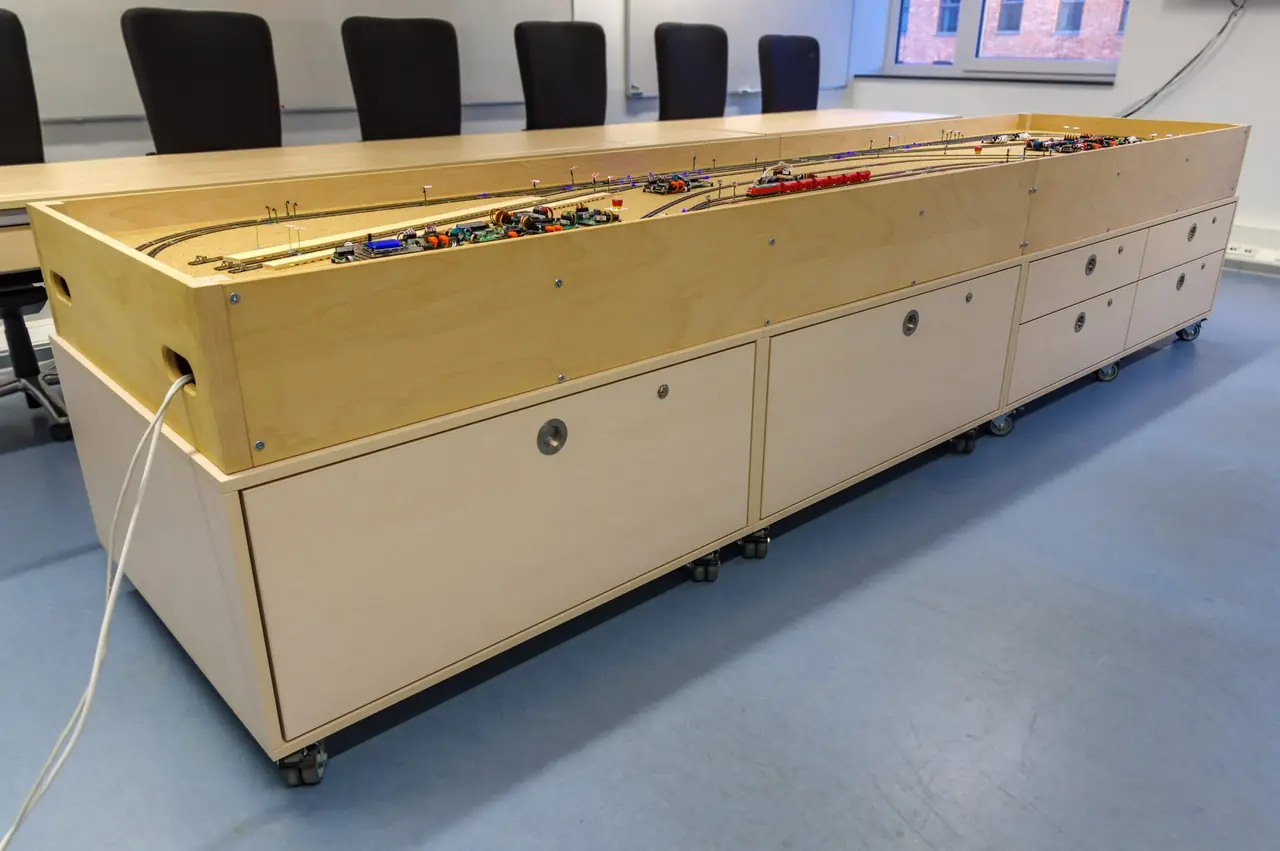 Fahrbarer Modellbahn-Unterbau mit Schubladen für die Universität Bamberg