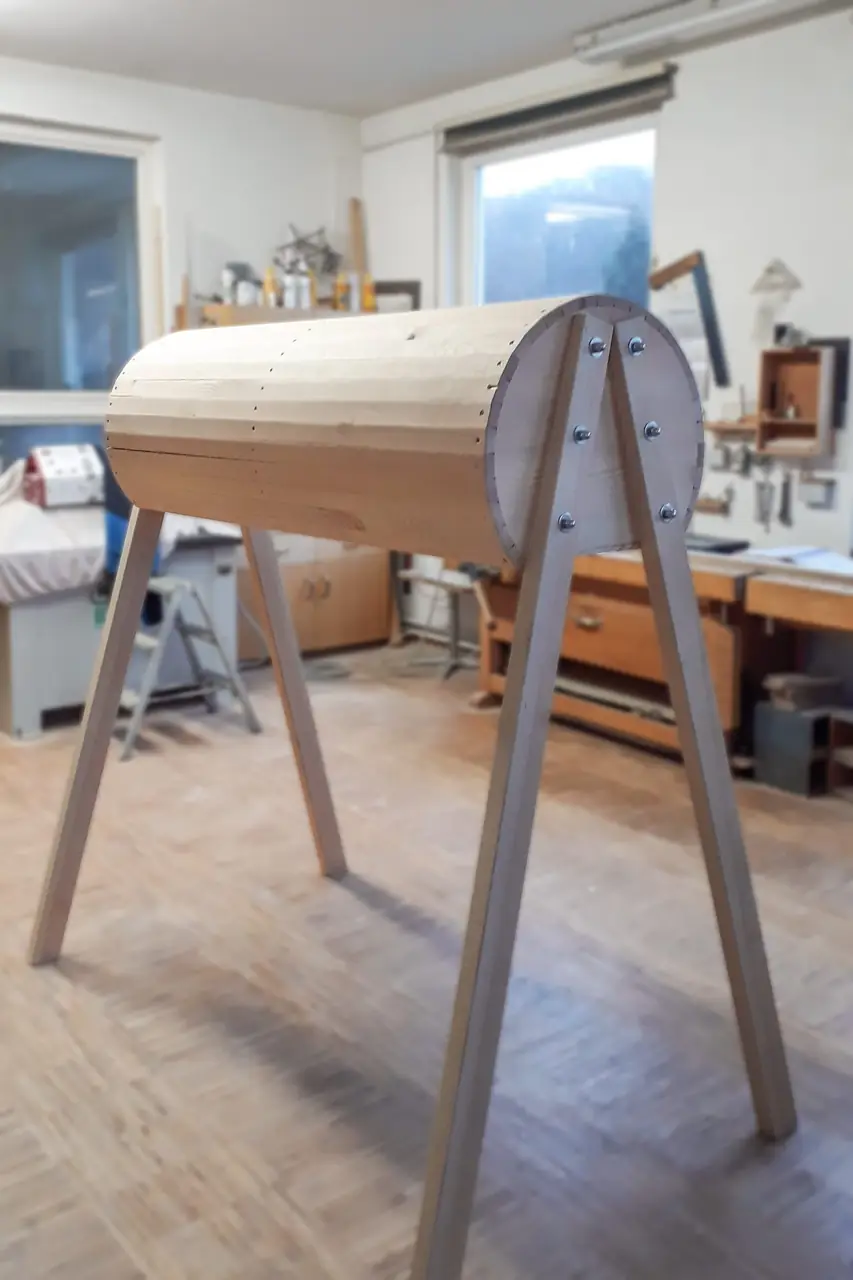 Turnbock aus Holz für Kinder in der Werkstatt gefertigt